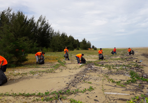 Cleaning of Grigat Beach by RMU Saratok