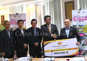 Handing over the cheque to YB Datuk Abdul Karim Rahman Hamzah, Minister for Tourism, Arts, Culture, Youth and Sports