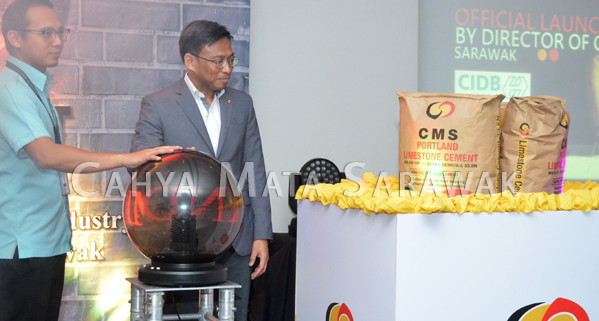 Encik Suhadi Sulaiman and Encik Noor Azirhan Sahat officially launches PLC