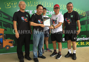 Group Internal Auditor, Mr Francis Lou receiving the token of appreciation from Dr Sim Kui Hian