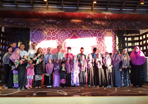 Dato Isaac Lugun with the children and caretakers from Pertubuhan Kebajikan Amal Abadi Kuching