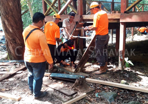 Gotong-royong at Wong Ajong recreational park